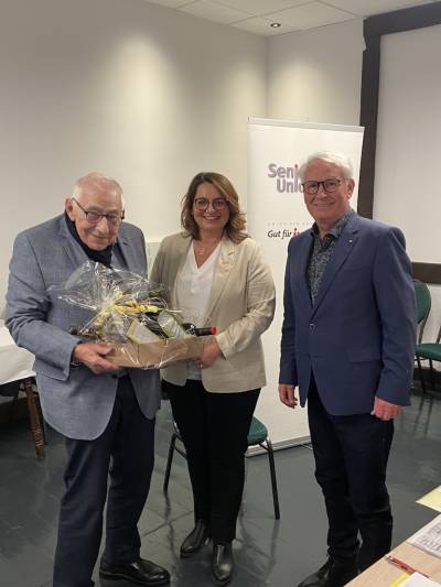 Hans-Josef Langesberg und Rolf-Dieter Gol&uuml;cke bedanken sich bei Britta Feiler f&uuml;r den Vortrag:
"M&auml;nner und Frauen haben die CDU von heute gepr&auml;gt und mitgestaltet. F&uuml;r eine partnerschaftliche Gesellschaft."