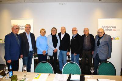 Dem Vorstand der Seniorenunion Ense geh&ouml;ren an (von links): Hans-Josef Langesberg (1. Vorsitzender), Hubert Kerstin (neuer Gesch&auml;ftsf&uuml;hrer),
Reinhild Pl&ouml;ger, Gaby Wellie, J&uuml;rgen Post, Theo Kies, Dieter Kieseheuer (Beisitzer), Rolf-Dieter Gol&uuml;cke (stellvertretender Vorsitzender). Auf dem Foto fehlen die Beisitzer Friedhelm W&uuml;llner und Theo Scheferhoff.