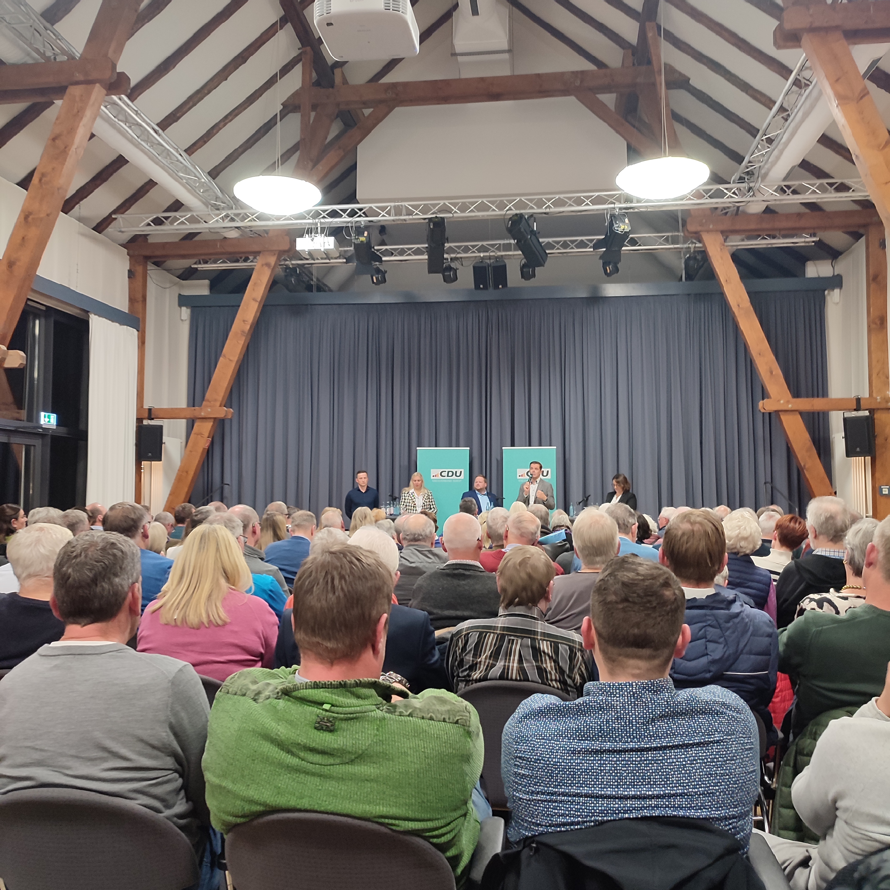 Die Bewerber auf einer der Regionalkonferenzen vor gefllter Halle