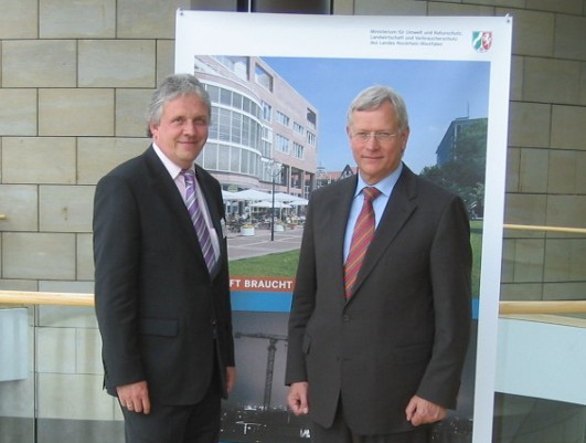 Unser Bild zeigt den Minister Eckhard Uhlenberg und Ulrich Häken im Landtag in Düsseldorf