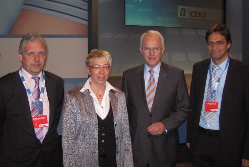 Unser Bild zeigt Ulrich Häken, Silvia Klein, und den Europaabgeordneten Peter Liese gemeinsam mit dem