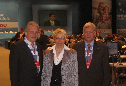 Unser Bild zeigt die beiden Enser Delegierten mit Minister Uhlenberg